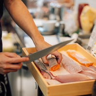 長浜市場直送の新鮮な日替わり藁焼きは原価に近い大特価