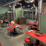 店内はシンプルな造り。お席の間隔は広々ととってあるので清潔感を感じられます◎