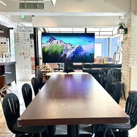 ８Kの大画面と大テーブルで使い勝手も◎