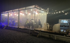 「寒い時でもアウトドアで食事がしたい」というリクエストにお応えして、オーナーシェフ自らDIY手作りした防寒対策仕様。冬の沖縄の澄んだ海風にあたりながら暖かいお席でアウトドアの贅沢なひと時をお楽しみください。