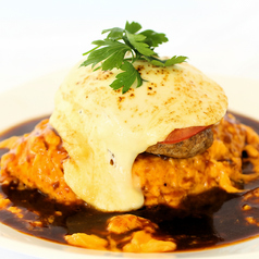 【王道の極み】トマトチーズハンバーグのデミグラスオムライス 1,800円（税込 1,980円）