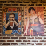 店内には、お店の雰囲気をエモーショナルに彩るなつかしめのポスター。これはお酒もすすむくんです。