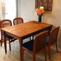 窓辺からの自然光が心地よいテーブル席