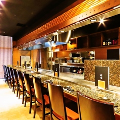 【1名～2名様向けカウンター席】カウンター席はしっぽりひとり飲みやデートにも最適。升屋こだわりの料理と厳選したお酒をゆっくりお楽しみいただけるくつろぎ空間となっております。友人や同僚、恋人や大切な人と語らいながら、素敵な食事のひとときをお過ごしください。