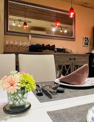 2名から座れるテーブル席をご用意しております。ごゆっくりおくつろぎくださいませ。