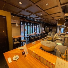 清潔感のある店内カウンター・テーブルあり