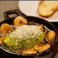 エビとアボカドのチーズアヒージョ