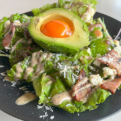 スモーク薫るベーコンのアボたまシーザーサラダAbotama Caesar salad