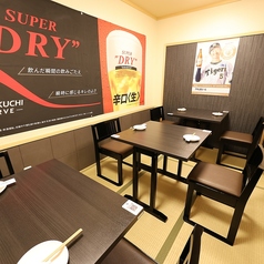 個室内にはテーブルをご用意しており、6名様でご利用いただけます。プライベート感あふれる空間で、特別な時間をお楽しみください。