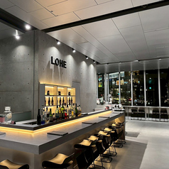 無機質なコンクリートの壁に店名が浮かび上がる幻想的な空間。間接照明が心地よく光るバーカウンターで、夜のひとときを。混沌と調和が織りなす、新感覚のコーヒーカクテルをぜひ♪