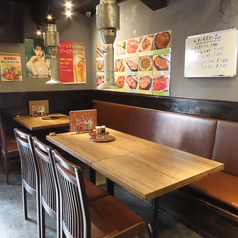 ゆったりとした空間でゆっくりとお食事をお楽しみいただけるのが当店の特徴。テーブル席でご家族やご友人同士で焼肉をお楽しみいただけます。
