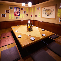 足を伸ばしてゆったりくつろげる掘りごたつ席は、5～6名様の飲み会に最適。落ち着いた空間で、お食事とお酒をゆっくりお楽しみいただけます。