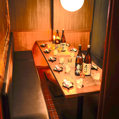 木の温もり溢れるゆったり空間♪間接照明の温もりを基調としたテーブル席がゆったりとリラックスできる空間を提供いたします。お食事はもちろん、飲み会や宴会、女子会などにも是非ご利用ください。