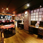 テーブル席がメインの広々店内