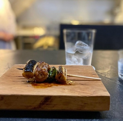 熊野地鶏を紀州備長炭で焼き上げた焼き鳥が自慢！