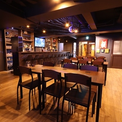 6名様が座れるテーブル席を4席、落ち着いた雰囲気の中ご用意しております。お客様のご要望に応じてお席を連結し、柔軟に対応いたします。小規模宴会やちょっとしたお集まりにも最適な空間を、お客様の人数に合わせて提供いたします。親しい仲間との食事や特別な日の集まりに、快適でプライベートな時間をお過ごしください。