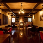 テーブル席は席の間隔が広く、ゆったりご飲食いただけます。女子会や友人同士のご利用等にぴったり♪