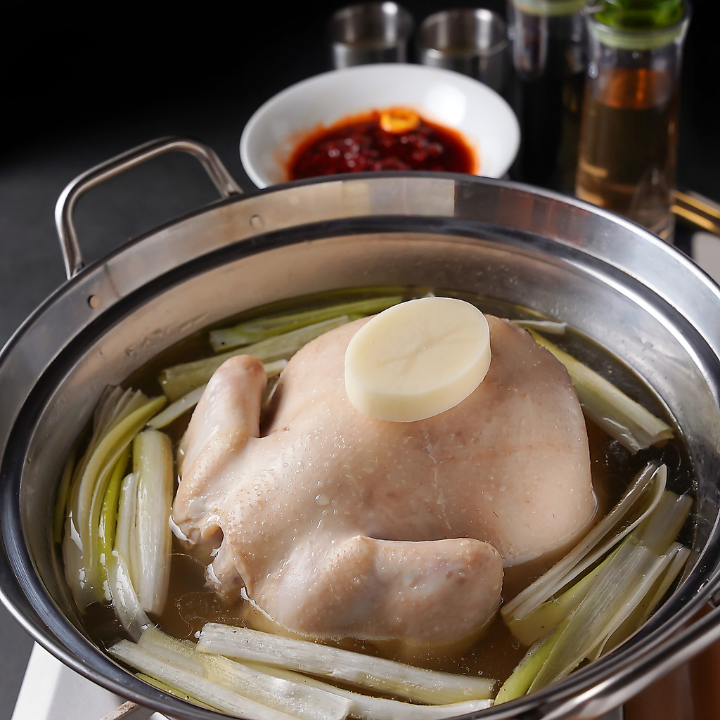 名物タッカンマリの美味しさは「黄金スープ」。丁寧に、じっくりと、鶏ガラスープの旨味がたまらない
