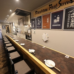 当店のカウンター席は12席ご用意しており、シェフの技を間近で楽しむことができます。お一人様や少人数での利用に最適な、アットホームな雰囲気です。