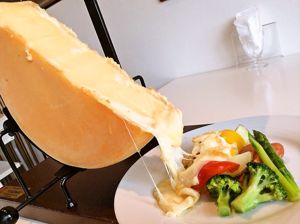 チーズとお肉が自慢のお店 H2 cooking 姪浜駅前店の写真ギャラリー
