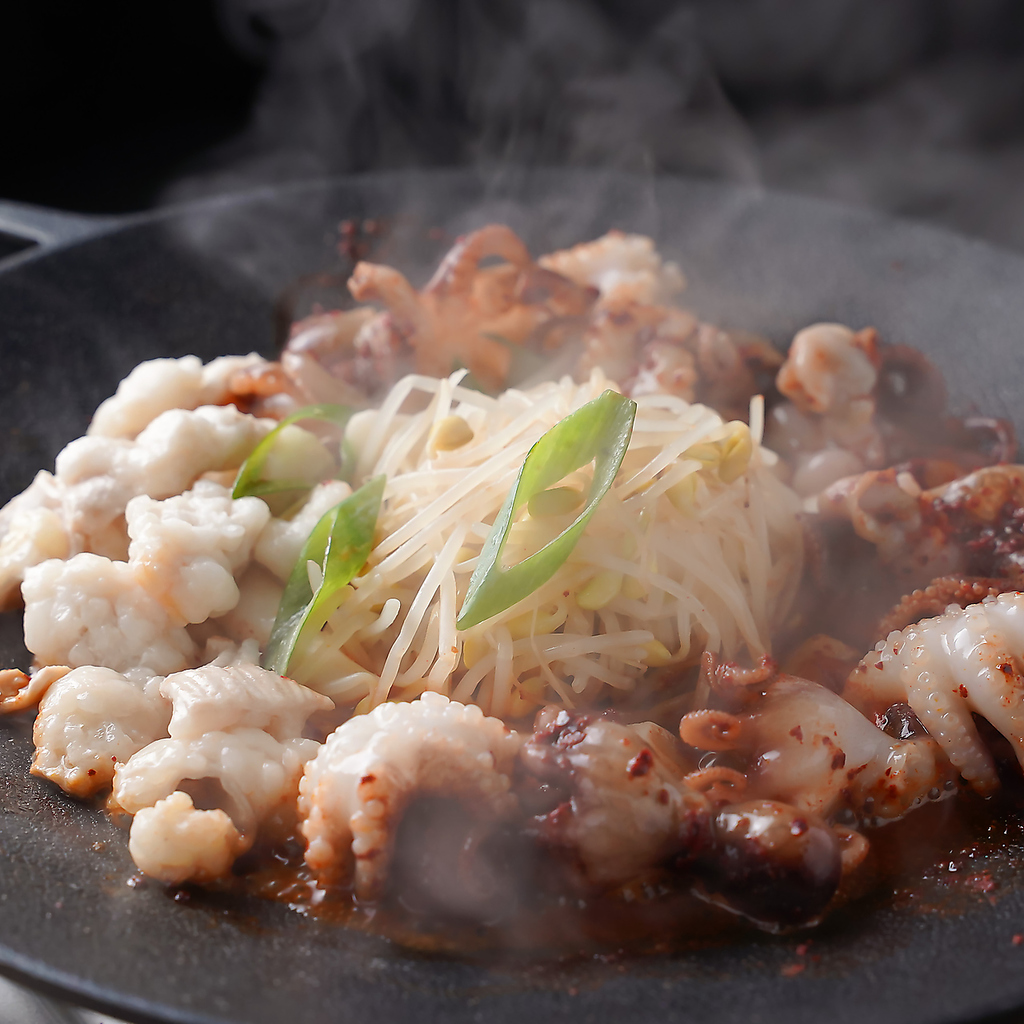 「チュクミ」は13種の調味料をブレンドした旨辛ダレがイイダコにからみ、お酒もご飯も進みます。