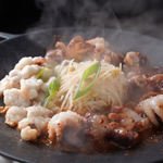 「チュクミ」は13種の調味料をブレンドした旨辛ダレがイイダコにからみ、お酒もご飯も進みます。