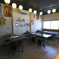気の置けない仲間との飲み会や、会社帰りのご宴会にぴったりなテーブル席をご用意しております。ホッと落ち着く和の空間は、まさに大人の隠れ家。自慢の三陸海鮮と豊富なお酒を囲みながら、ゆったりとした時間をお過ごしいただけます。人数に合わせてレイアウト変更も可能ですので、お気軽にご相談ください。