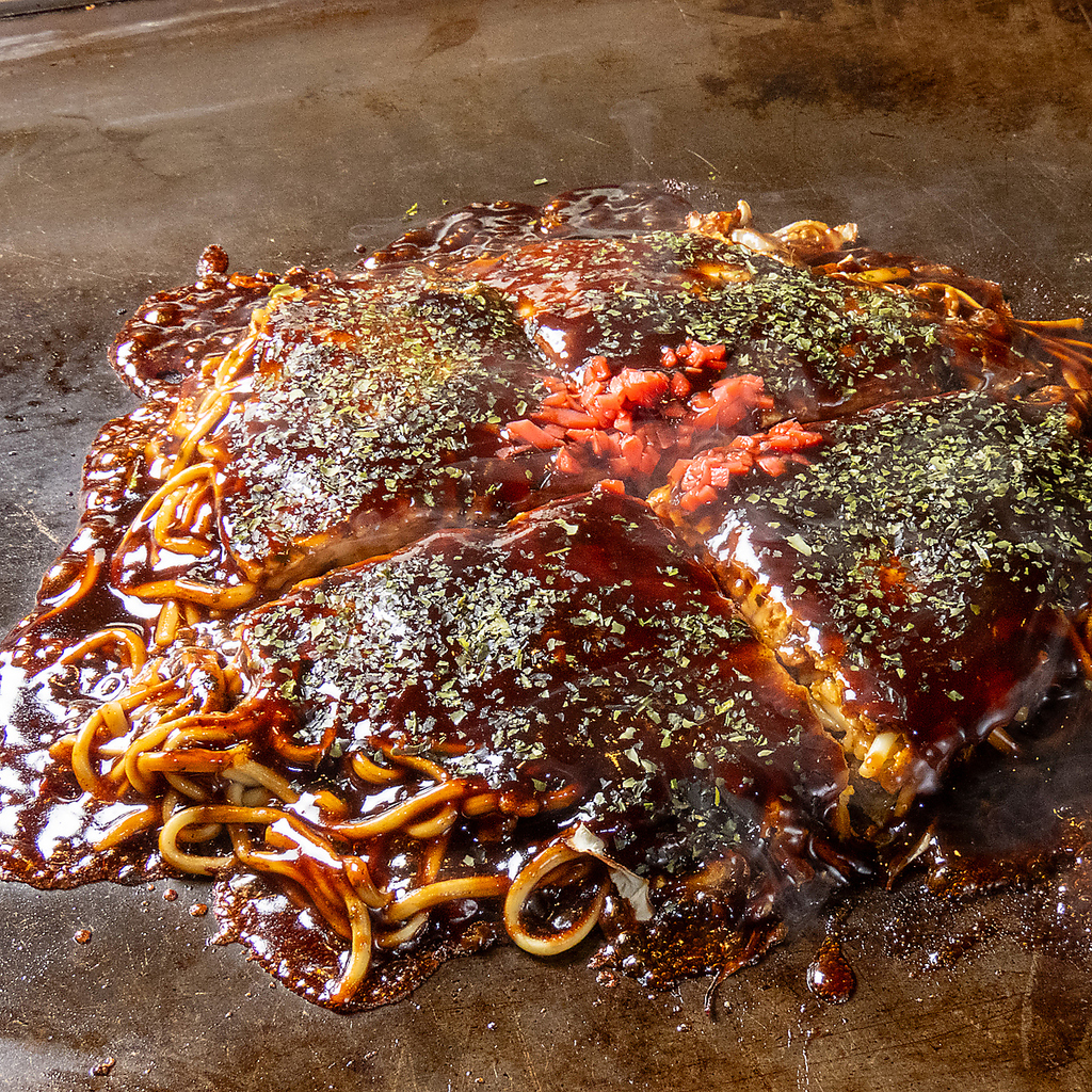 じゃんぼ一番人気のお好み焼きは、やっぱりそば入りのモダン焼き！ボリュームも◎焼きたてをどうぞ♪