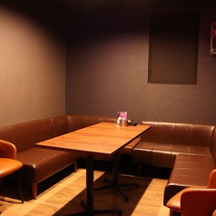 ソファ席は、ゆっくりと寛げる空間作りにこだわりました。柔らかいソファに座りながら、家族や友人との大切なひと時を存分に楽しんでいただけます。落ち着いた雰囲気の中で、心地よい会話を楽しみつつ、リラックスした時間をお過ごしいただけます。大切な人たちと忘れられない時間を是非当店でお過ごしくださいませ！