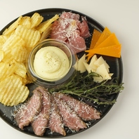 贅沢な味わいを一皿に詰め込んだ盛り合わせプレート