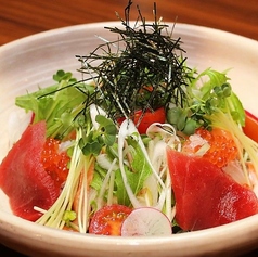 マグロづくしの贅沢サラダ