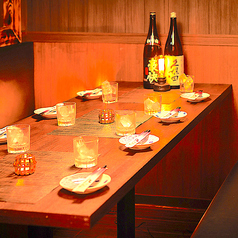 大型モニター完備！合コン、貸切パーティーやカップルでのご来店など幅広くご利用いただけます♪暖かい色のライトが辺りを優しく照らしてくれて、ゆっくりと時が流れる空間となっています♪雰囲気を重視、お洒落な席をお求めの方々にはとてもオススメな席となっています♪