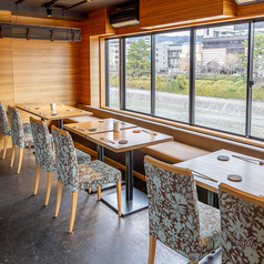 広々した横並びのテーブル席で送別会・歓迎会・同窓会など各種ご宴会に。