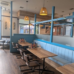店内にはゆったりくつろげる人気のソファー席を完備。広々とした座面で長居しやすく、おしゃれなインテリアに囲まれてリラックスできます。女子会やデート、ご家族でのランチ・カフェタイムにおすすめです♪