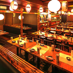 ゆったりとリラックスできる空間を提供いたします。新宿の喧騒を忘れさせるようなモダンなラグジュアリー空間。団体様の貸切宴会も承っております。落ち着ける店内を貸し切っての寛ぎのひとときをお過ごしください。宴会にオススメのコースも多数ご用意。