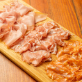 前菜には生ハムの盛り合わせが◎ワインとの相性もバツグン！