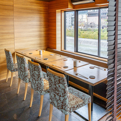 ブラインドをおろすことで半個室空間でご利用いただけます。