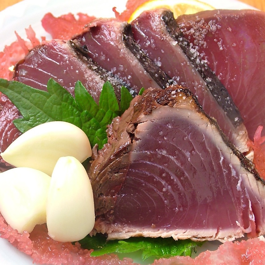 獲れたて新鮮なカツオのタタキは素材本来の味をご堪能いただきたいので塩でシンプルに仕上げています