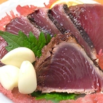 獲れたて新鮮なカツオのタタキは素材本来の味をご堪能いただきたいので塩でシンプルに仕上げています