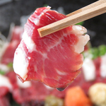 熊本から仕入れる極上の馬肉の刺し盛り！様々な部位の美味しさを楽しんでいただける当店自慢の一品☆