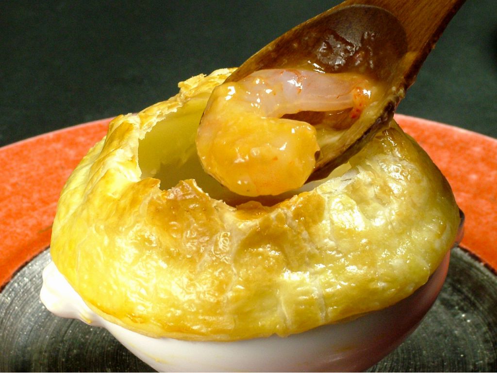【海老チリチーズのパイ包み焼き】　海老のプリプリ食感とパイのサクサク感がクセになる一品