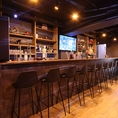 お一人様でも気軽にご利用いただけるカウンター席。カップルや友人同士の語らいの場としても最適で、落ち着いた雰囲気の中でゆったりとした時間を過ごすことができます。バーテンダーとの会話を楽しむも良し、お食事やお飲み物を静かに味わうも良し、さまざまなシーンに◎心地よい空間で特別なひと時をお過ごしください。