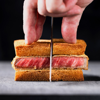 選び抜いた肉の個性を引き立てる職人技