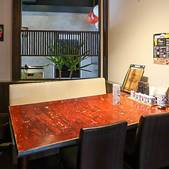 【個室で静かに】少人数で静かに過ごせる空間をご用意してます。大切な人とのお食事や仲間との語らいの場にも使えて便利です。完全個室なので安心してゆっくりとできます。