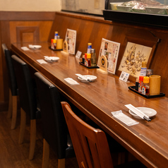 お一人様から気軽にご利用いただけるカウンター席をご用意しております。お仕事帰りの一杯や、落ち着いてお食事を楽しみたい方にもおすすめです。