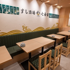 【ソファー席】店内は広々していて、テーブル席も多数ご用意ございます。※画像は系列店