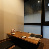 【特別な日に】扉付きの完全個室は、誕生日や記念日など大切なお祝いの席にもぴったりな空間です。周囲の視線を遮るプライベート空間で、自慢の焼き鳥や豪華なお刺身を囲みながら、特別なひとときをゆっくりとお過ごしいただけます。