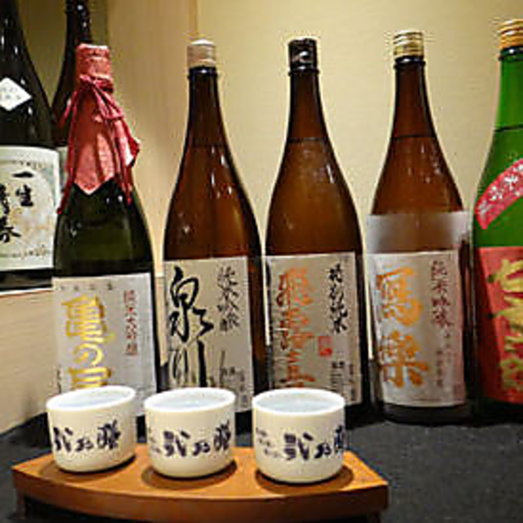お酒好きにはたまりません！種類豊富な日本酒がズラリ。その他、焼酎やウイスキーなど多数ご用意あり
