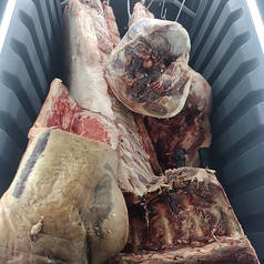 店内100日熟成国産牛や長熟成豚、獣肉など