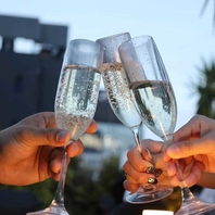 シャンパンと楽しむ大人の夜。充実のドリンクを完備